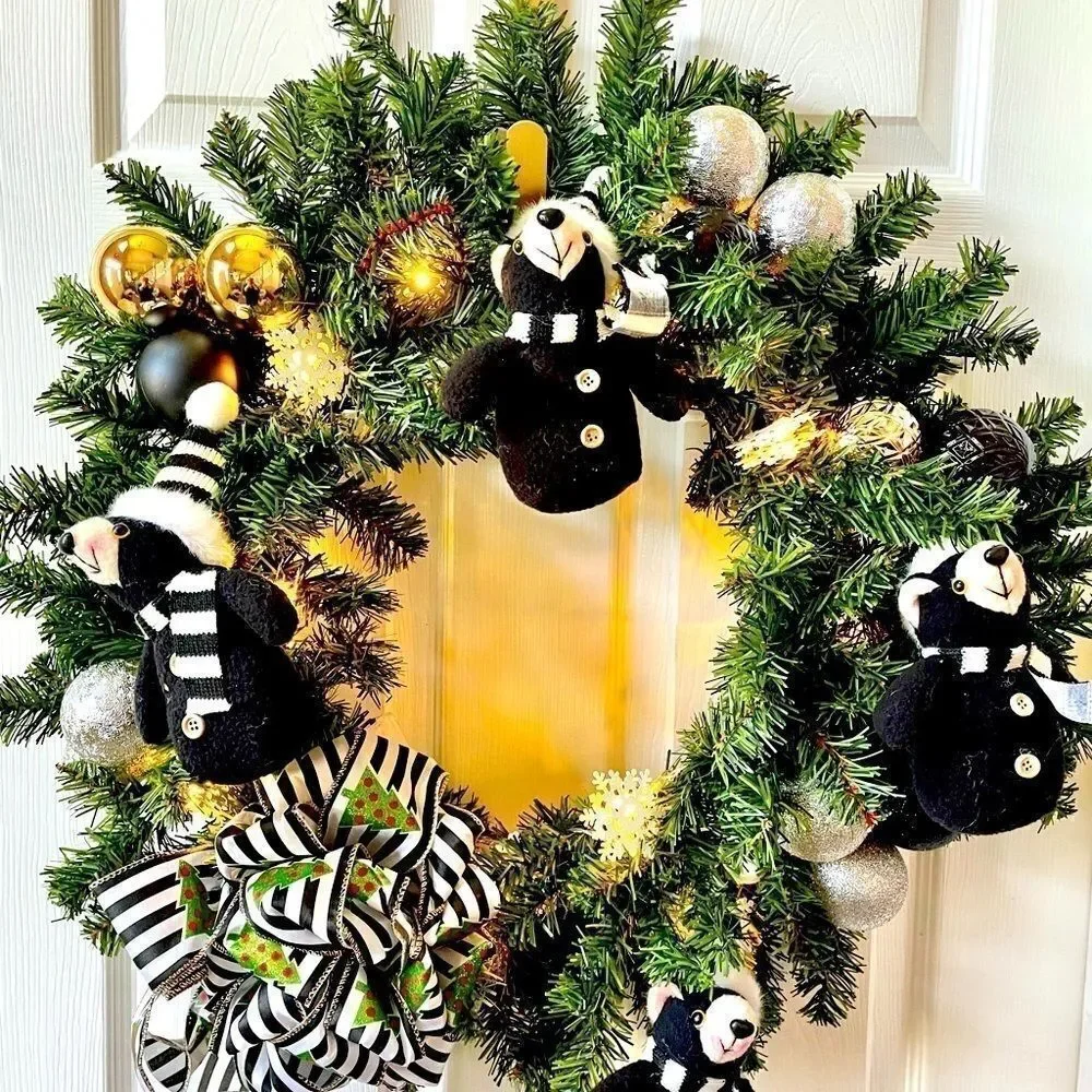 WREATH NWT BLACK, SILVER & WHITE 24” BEAR PRE-LIT WREATH